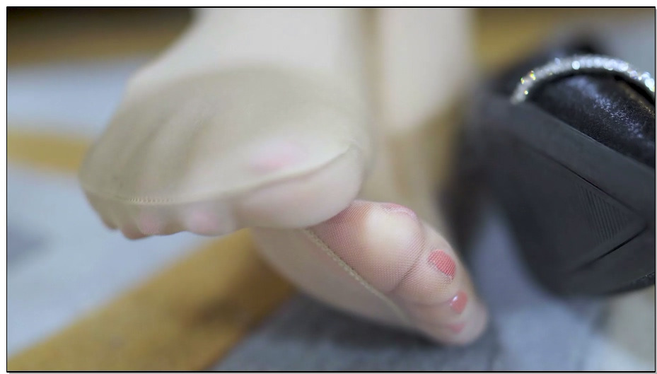 【4K映像】复古日式OL肉丝紧缚捆绑与挣脱，中间居然绑着睡着了，从沙发掉下来摔醒了 