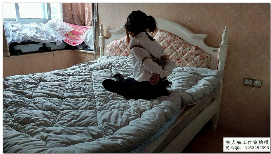 【嗷大喵】萝莉初体验1 妹子初次尝试玩捆绑身穿黑丝吊带长筒袜和超短裙高跟鞋+日式紧..