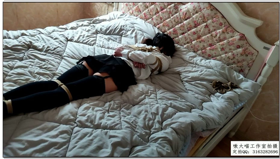 【嗷大喵】萝莉初体验1 妹子初次尝试玩捆绑身穿黑丝吊带长筒袜和超短裙高跟鞋+日式紧..