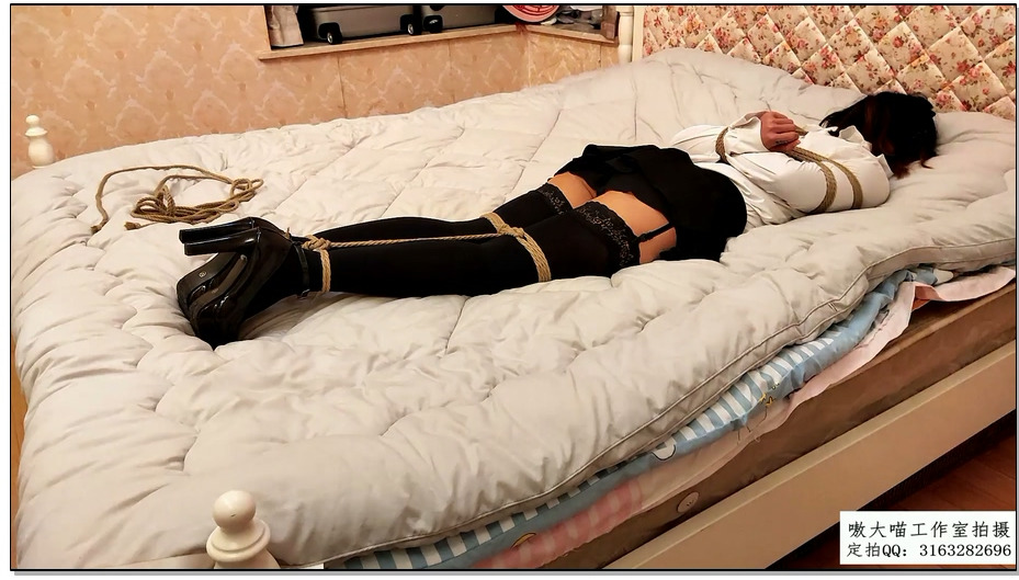 【嗷大喵】萝莉初体验1 妹子初次尝试玩捆绑身穿黑丝吊带长筒袜和超短裙高跟鞋+日式紧..