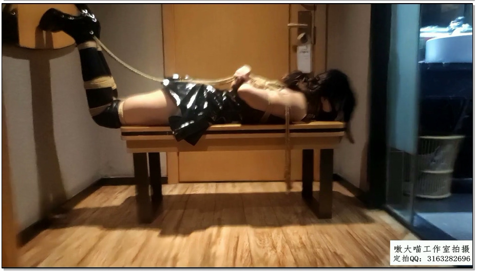 【嗷大喵】绳艺初体验-约妹子玩绳艺身穿皮衣短裙批长筒袜高跟鞋体验欧式捆绑+日式紧…