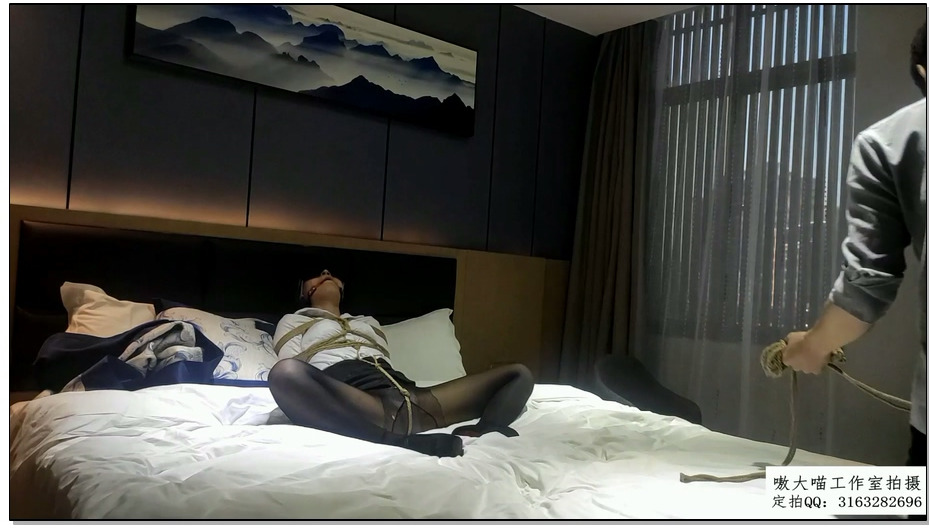 【嗷大喵】憋尿夹腿-小妹妹身穿OL制服黑丝高跟鞋被蒙眼+带口球+龟甲+日式紧缚+股绳绑..