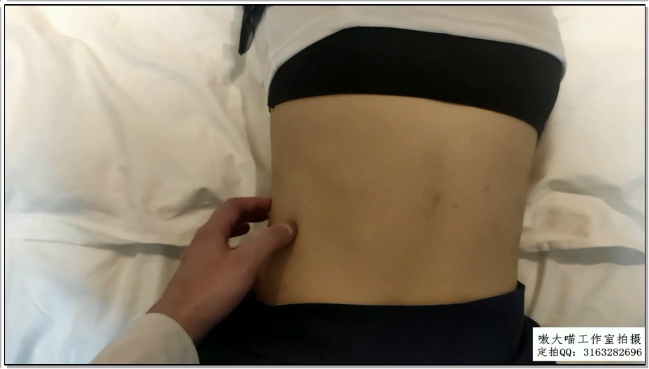【嗷大喵】妹子身穿情趣水手制服被捆住手脚不能动弹然后刷润滑剂用刷子和牙刷以及手挠…