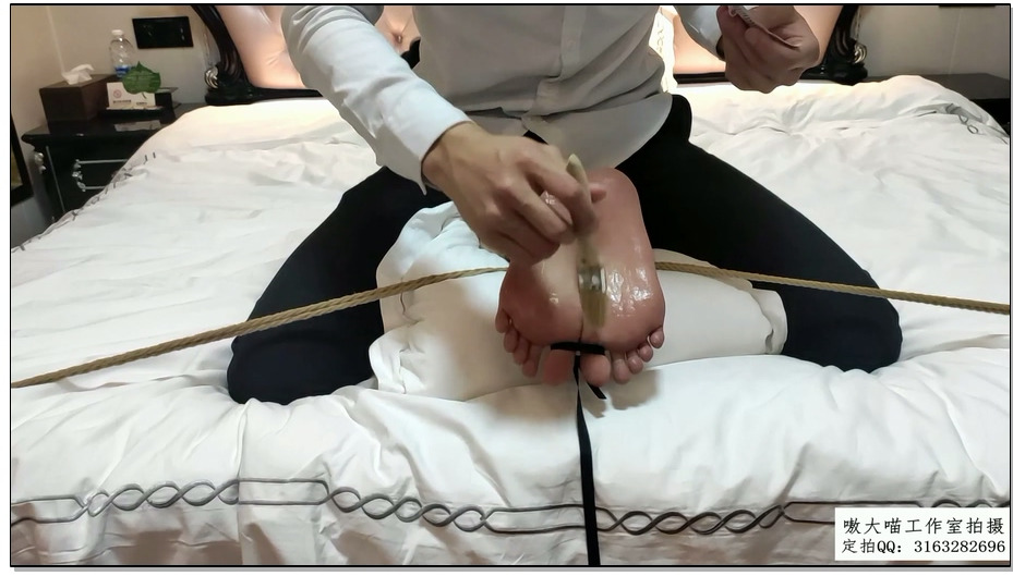 【嗷大喵】妹子身穿情趣水手制服被捆住手脚不能动弹然后刷润滑剂用刷子和牙刷以及手挠…