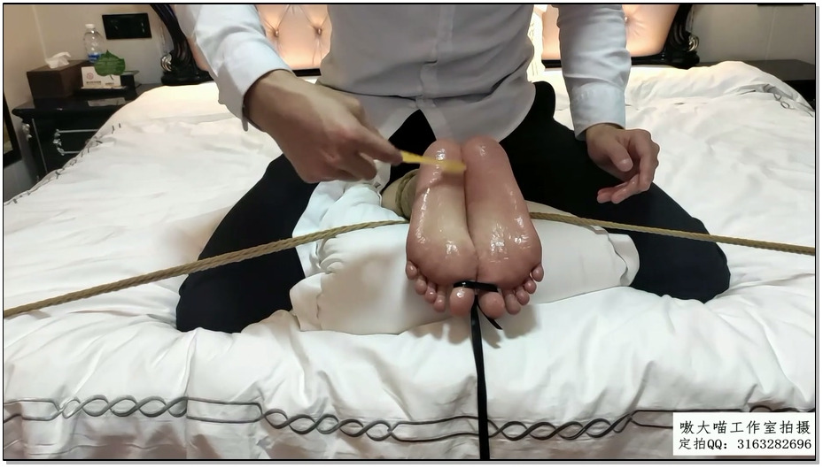 【嗷大喵】妹子身穿情趣水手制服被捆住手脚不能动弹然后刷润滑剂用刷子和牙刷以及手挠…