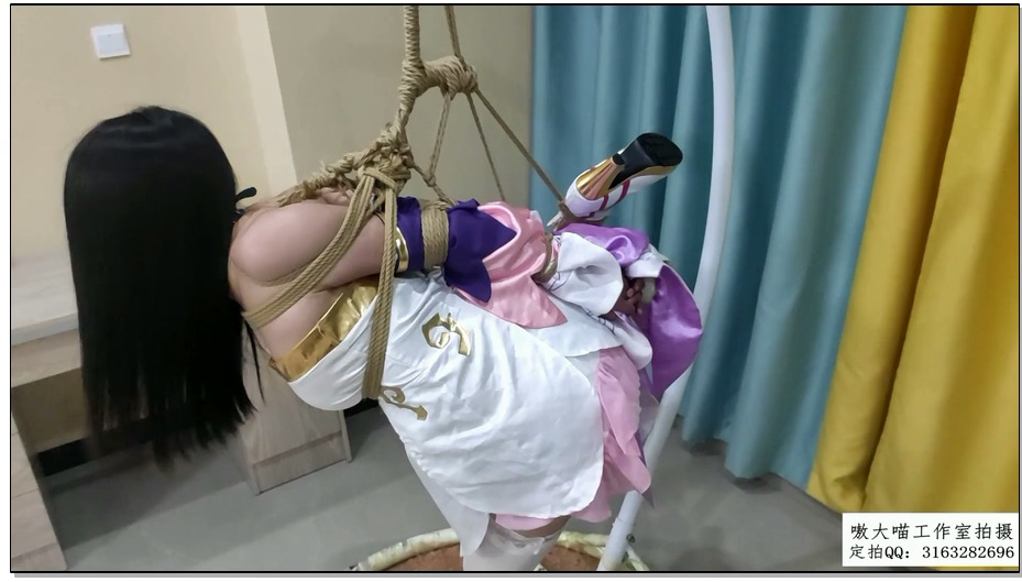 【嗷大喵】被绑架贩卖的二次元少1- 婷妹身穿王者荣耀貂蝉原皮cos服被带口球欧式紧缚+…
