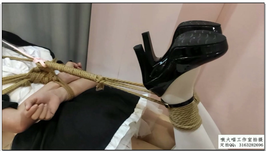 【嗷大喵】被绑架贩卖的二次元少女3-二次元少女身穿穹妹女仆装cos服被日式紧缚+并腿缚…