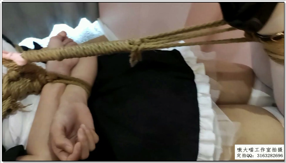 【嗷大喵】被绑架贩卖的二次元少女3-二次元少女身穿穹妹女仆装cos服被日式紧缚+并腿缚…