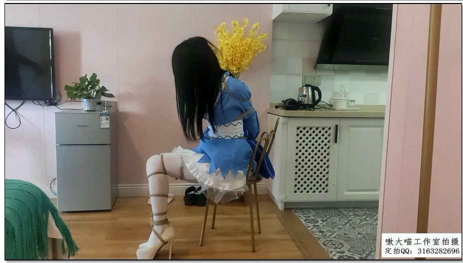【嗷大喵】被绑架贩卖的二次元少女 7-琪露诺cos被欧式直臂超紧缚+多节并腿缚带着口球..
