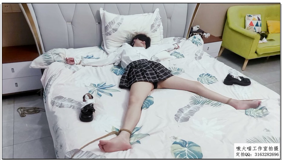 【嗷大喵】柯柯大字捆绑捆好放置在床上被双脚轮流涂润滑油并用梳子挠脚心TK