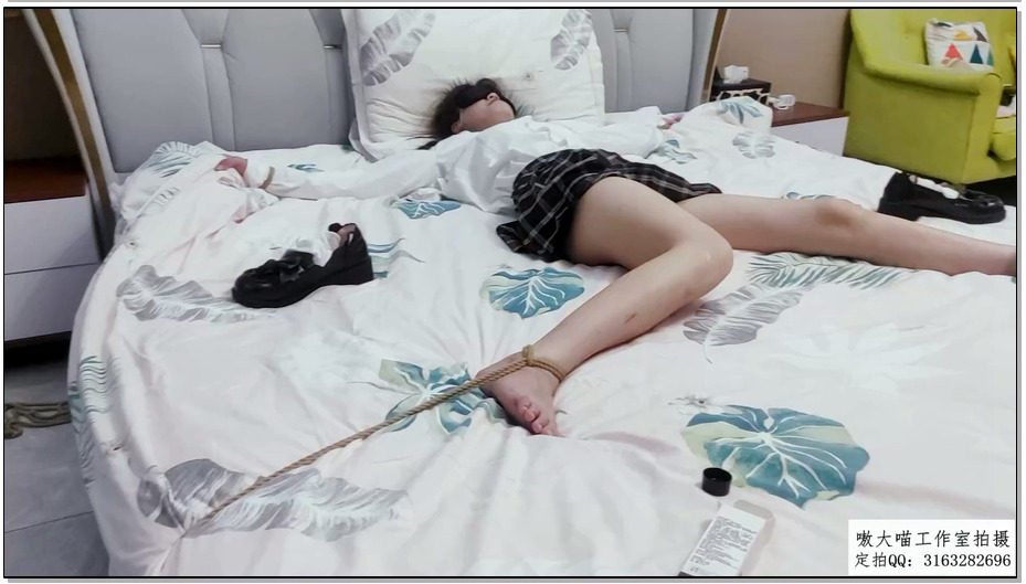 【嗷大喵】柯柯大字捆绑捆好放置在床上被双脚轮流涂润滑油并用梳子挠脚心TK