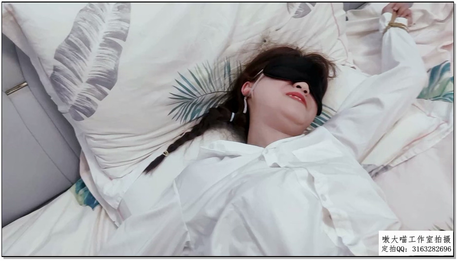 【嗷大喵】柯柯大字捆绑捆好放置在床上被双脚轮流涂润滑油并用梳子挠脚心TK