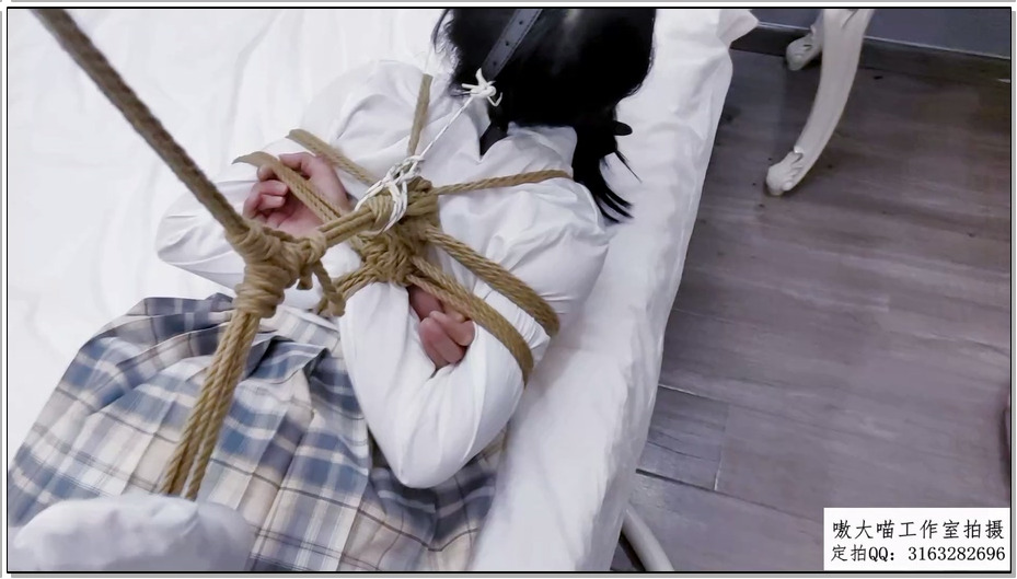 【嗷大喵】二次元少女JK系列 婷妹被日式紧缚+M开腿放置在床上+戴入遥控开启+口塞+后高…