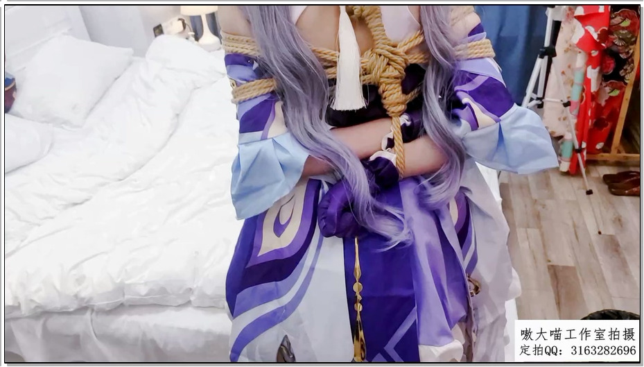 【嗷大喵】二次元少女cos系列 -原神刻晴cos被日式紧缚+项圈狗链+塞满+戴入蝴蝶结尾巴…