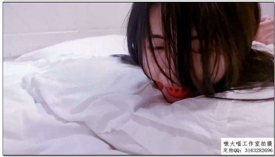 【嗷大喵】中度抽打调教 新人白桃