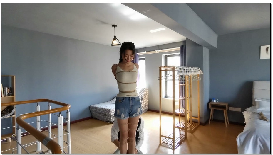 【奥特曼也很酷】把妹子独自绑在阁楼里，跑出去拿外卖