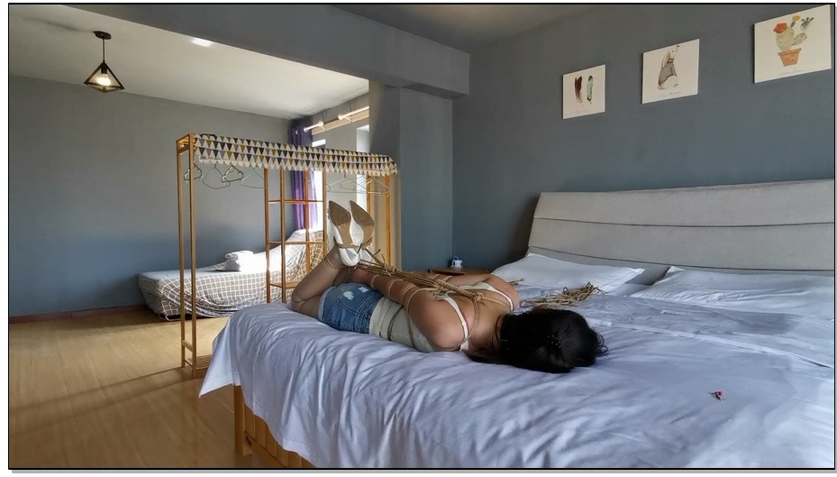 【奥特曼也很酷】把妹子独自绑在阁楼里，跑出去拿外卖