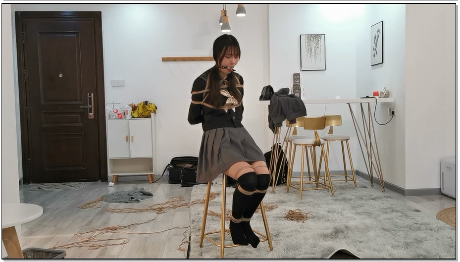 【奥特曼】绒绒JK独自放置一小时，因为绑的难受居然自己逃出去了
