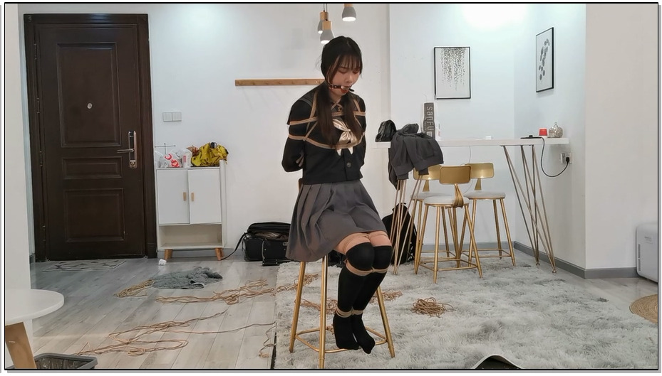 【奥特曼】绒绒JK独自放置一小时，因为绑的难受居然自己逃出去了