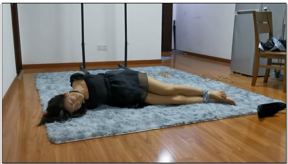【奥特曼】清纯性感美女小丁脚穿高跟鞋被入室捆绑胶带封嘴 