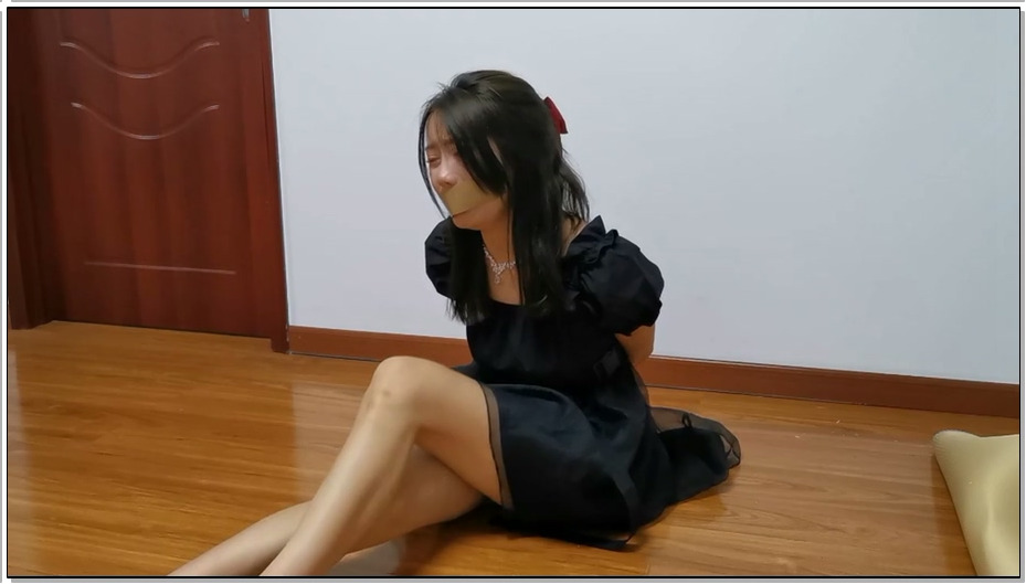 【奥特曼】清纯性感美女小丁脚穿高跟鞋被入室捆绑胶带封嘴 