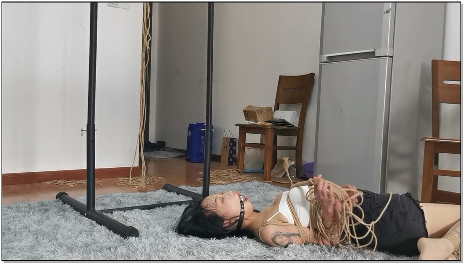 【奥特曼】身材面容完美的小宝妹直臂紧缚跪吊放置