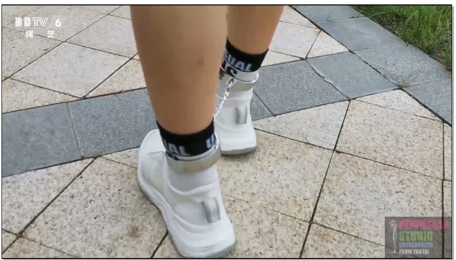 【半岛束艺】海语牵桃子直臂脚镣小区散步2：独自坐电梯