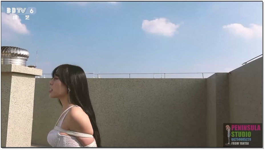 【半岛束艺】用脚开电梯，桃子内衣超紧欧式楼道电梯天台探险