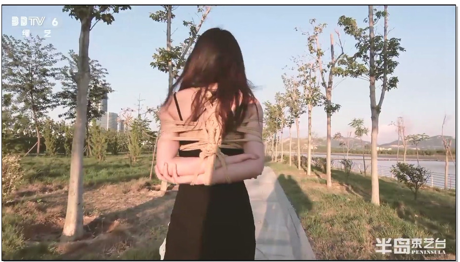 【半岛束艺】绳艺临时工：可乐小姐姐睡裙户外捆绑行，大概从未经历过户外，竟然面不改.