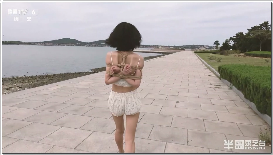 【半岛束艺】最厚脸皮：芒果公主众目睽睽下淡定散步，与垂钓大叔调侃