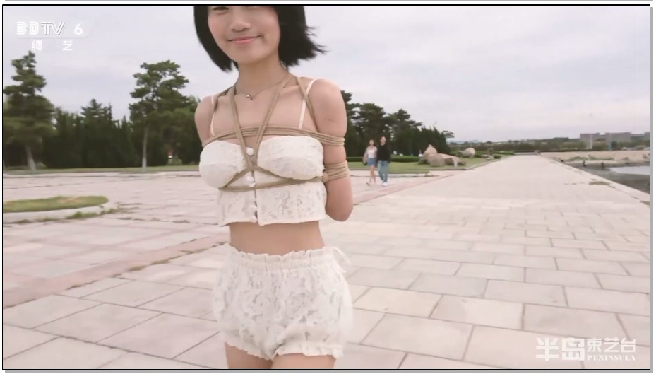 【半岛束艺】最厚脸皮：芒果公主众目睽睽下淡定散步，与垂钓大叔调侃