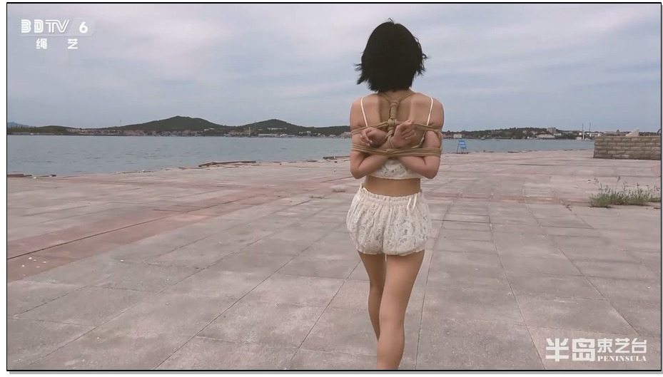 【半岛束艺】最厚脸皮：芒果公主众目睽睽下淡定散步，与垂钓大叔调侃