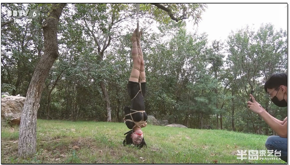 【半岛束艺】芒果公主野外倒吊，胸要掉出来了