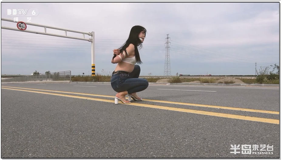 【半岛束艺】桃子内衣勒嘴皮带紧缚公路跳舞，双胞胎妹妹乱入
