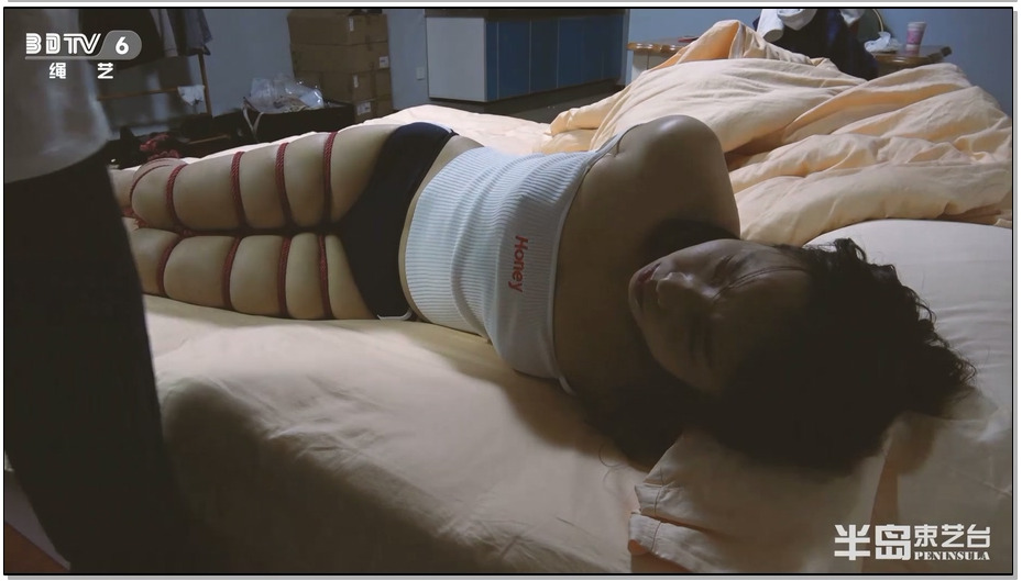 【半岛束艺】阿紫绑着睡大觉，男友崔命电话响不停