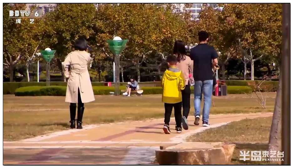 【半岛束艺】海语镣铐广场人群穿梭