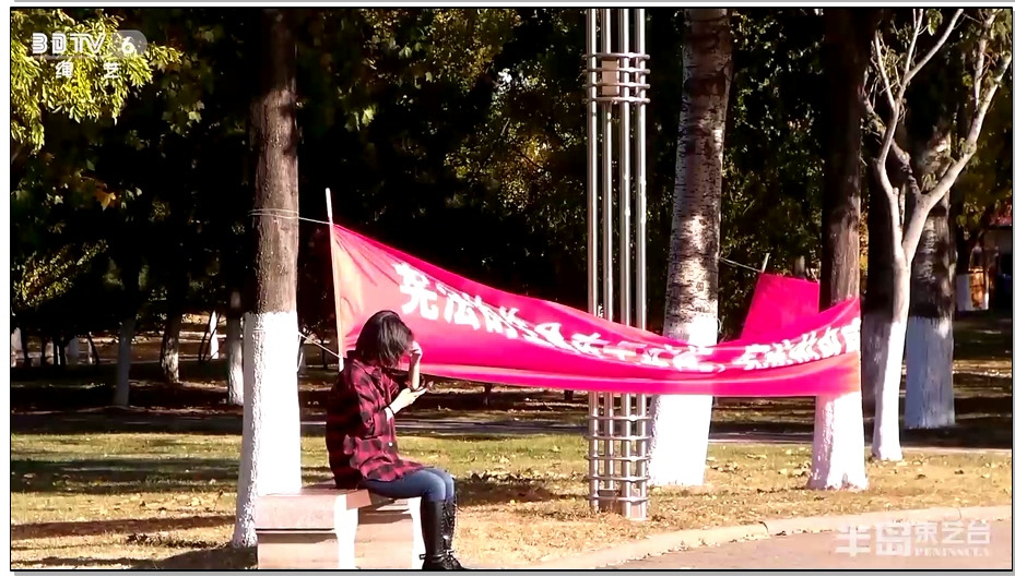 【半岛束艺】行为艺术，暗拍海语广场镣铐长凳展示，遇热心大妈