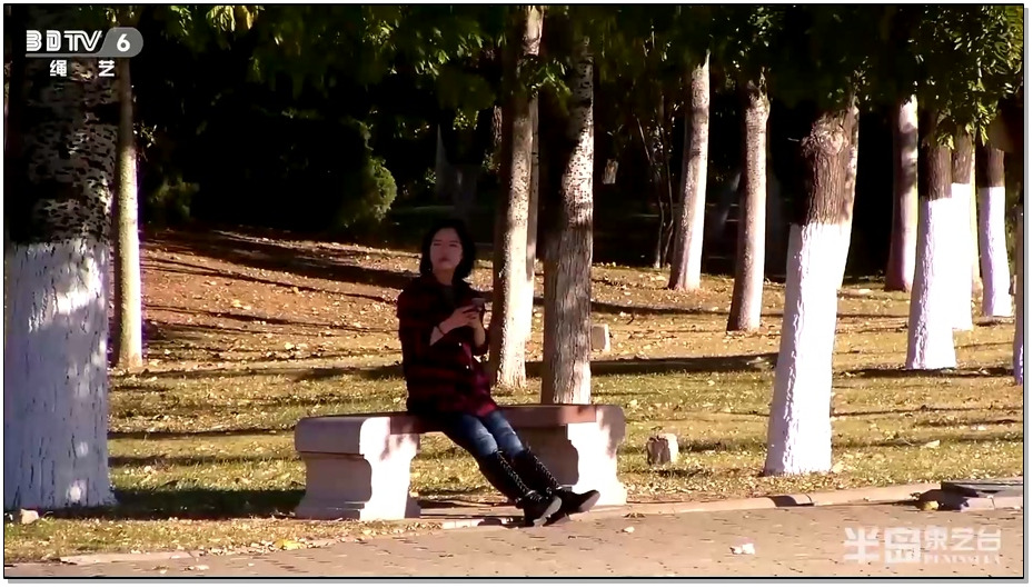 【半岛束艺】行为艺术，暗拍海语广场镣铐长凳展示，遇热心大妈