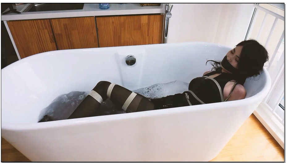 【半岛束艺】湿身诱惑2 黑白丝足双重诱惑！踮脚吊缚白丝失禁 精彩加倍