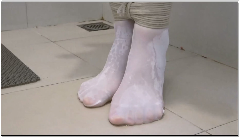 【半岛束艺】湿身诱惑2 黑白丝足双重诱惑！踮脚吊缚白丝失禁 精彩加倍