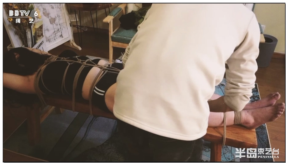 【半岛束艺】胖妞长椅紧缚TK，肉多摔不疼