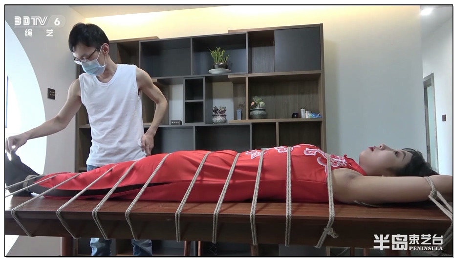 【半岛束艺】美国定拍：小蛇旗袍黑丝桌上捆绑玩弄