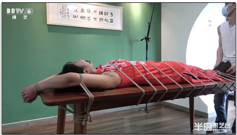 【半岛束艺】美国定拍：小蛇旗袍黑丝桌上捆绑玩弄