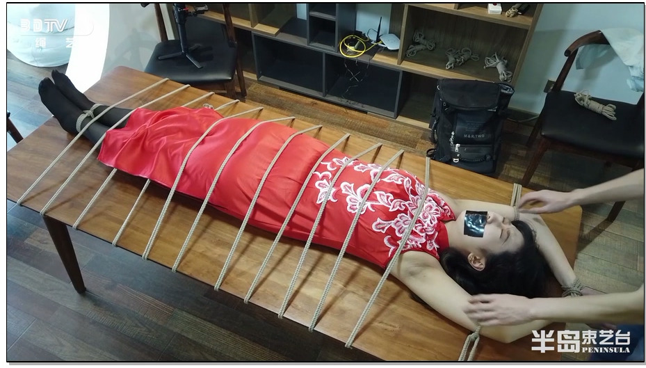 【半岛束艺】美国定拍：小蛇旗袍黑丝桌上捆绑玩弄