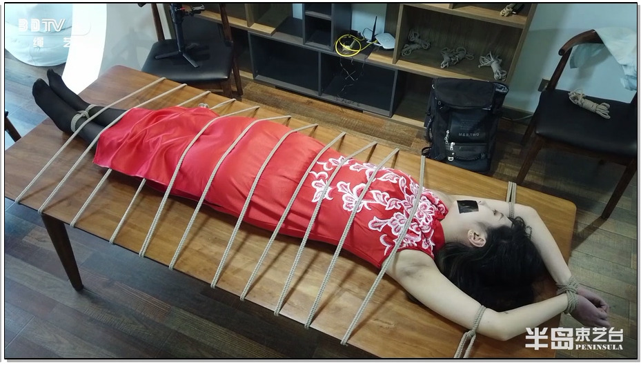【半岛束艺】美国定拍：小蛇旗袍黑丝桌上捆绑玩弄