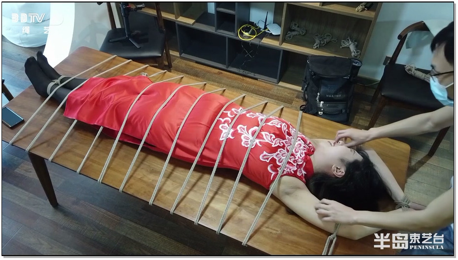 【半岛束艺】美国定拍：小蛇旗袍黑丝桌上捆绑玩弄