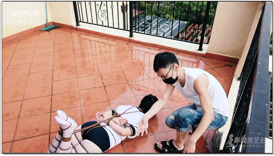 【半岛束艺】光天化日下的湿身：雪碧露台驷马人工降雨