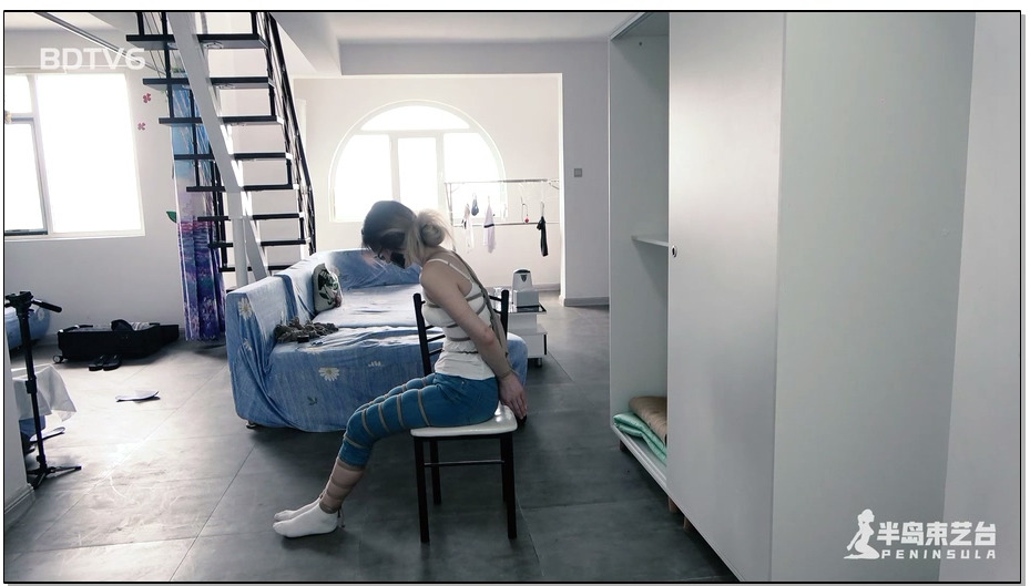 【半岛束艺】鹿野比拼俯卧撑失败，楼道跪吊放置处罚