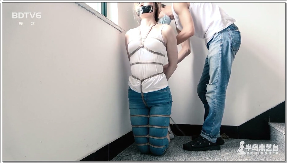 【半岛束艺】鹿野比拼俯卧撑失败，楼道跪吊放置处罚