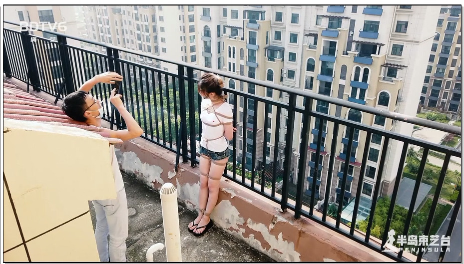 【半岛束艺】鹿野楼顶栏杆颈部固定，艰难移动回窝